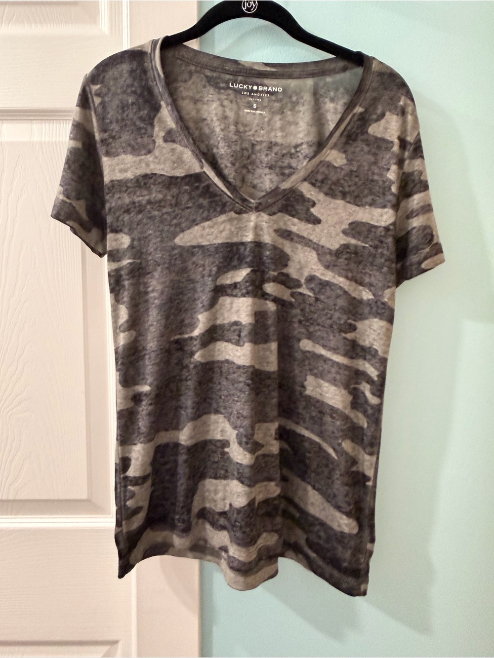 NWOT Lucky Brand Camo V-Neck Print T-Shirt – Size Small